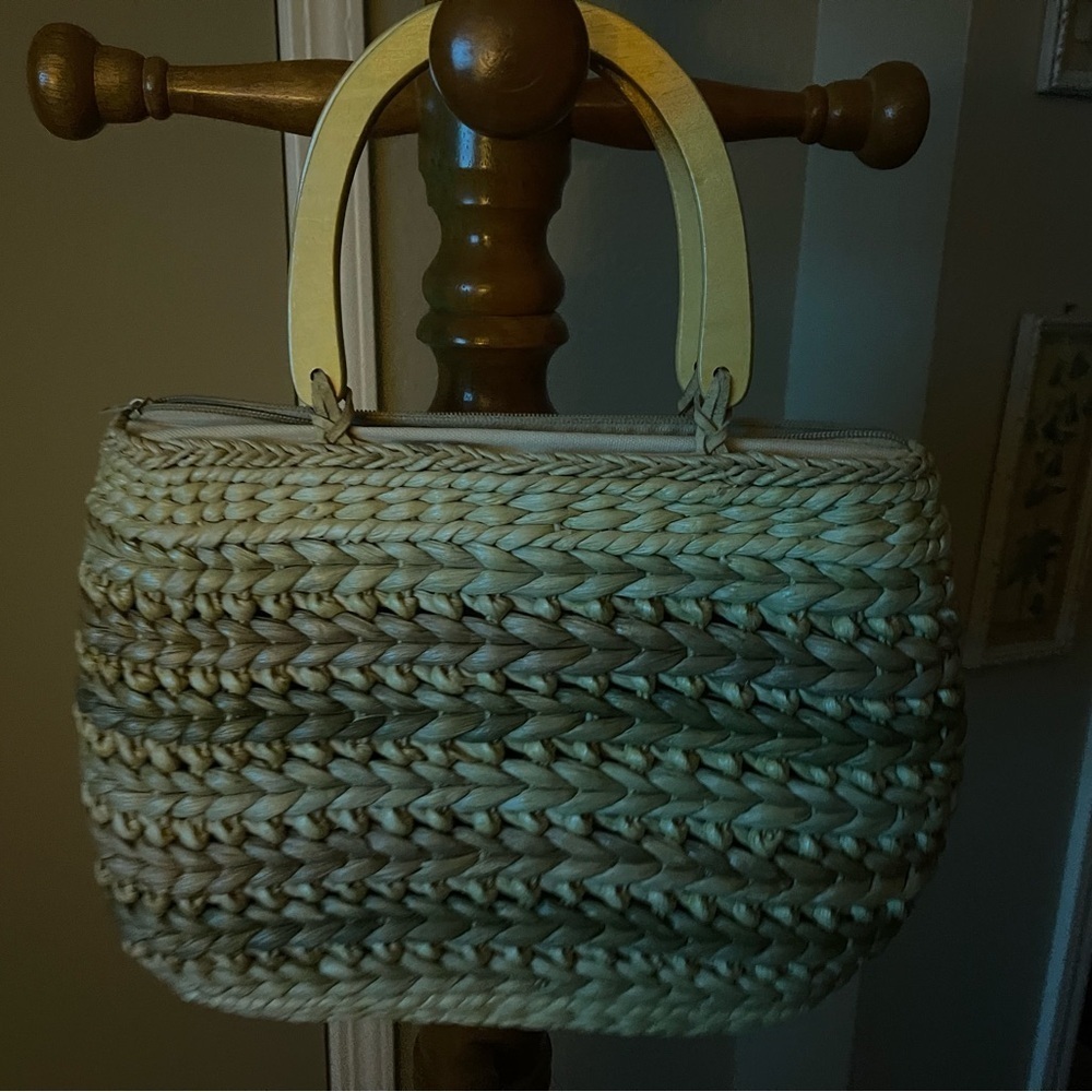 Stylish Woven Straw Handbag with Wood Handles